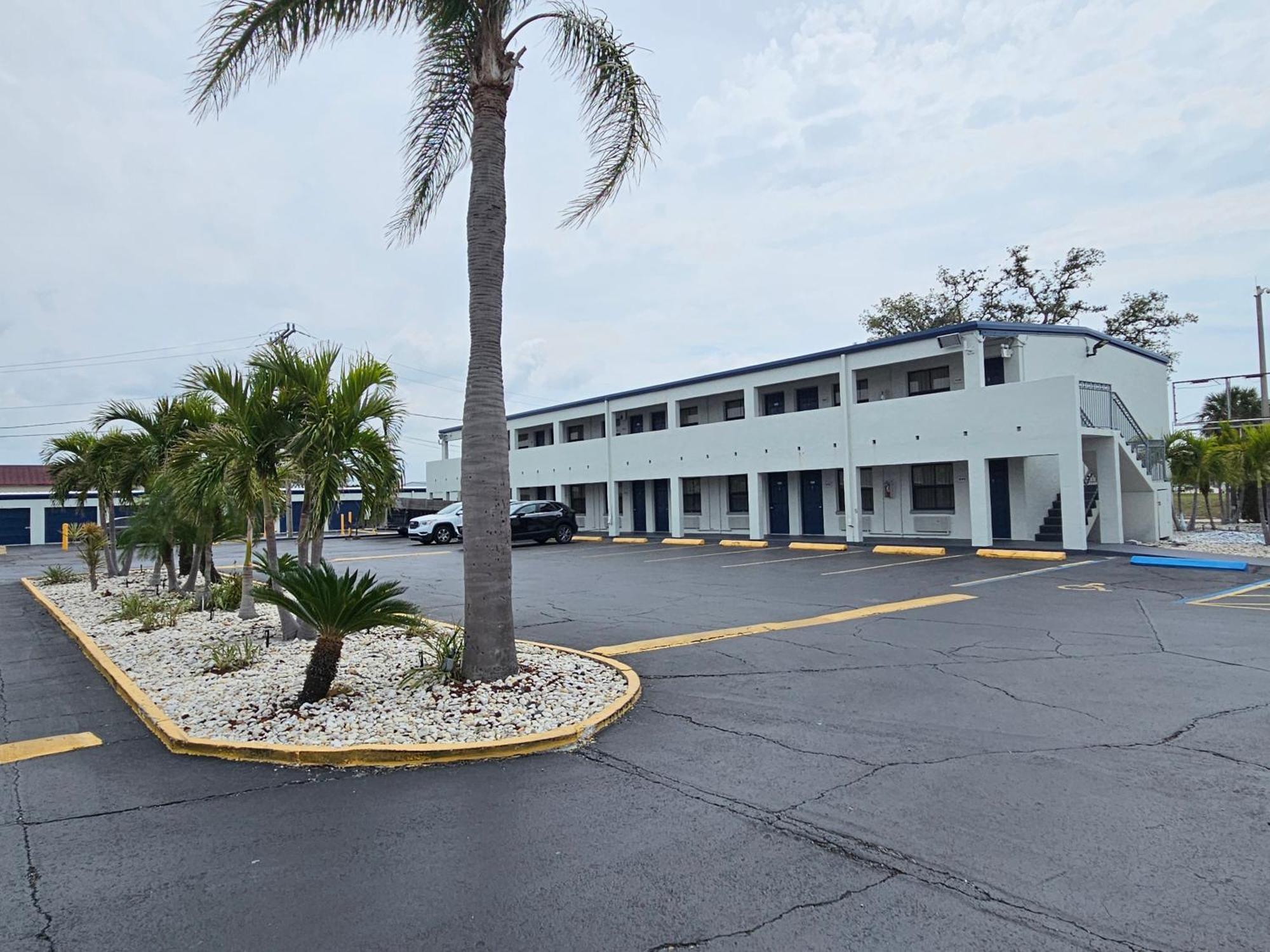 Deluxe Inn - Sarasota South Bradenton Exterior photo